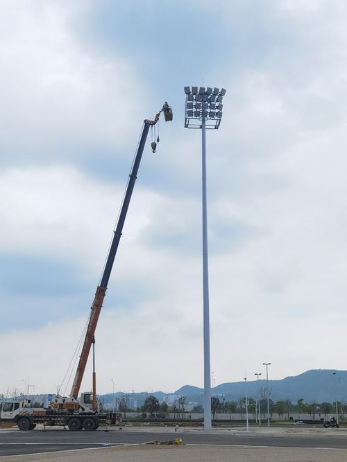 mais recente caso da empresa sobre Instalação de luz de mastro alto de 1250W para campo de futebol