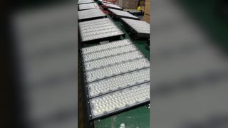 Veja a demonstração de holofotes LED à prova de intempéries, ideais para quadras agrícolas -40°C a 50°C