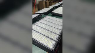 Apresente holofotes LED IP66 com eficiência energética, ideais para fazendas, túneis e tribunais para você